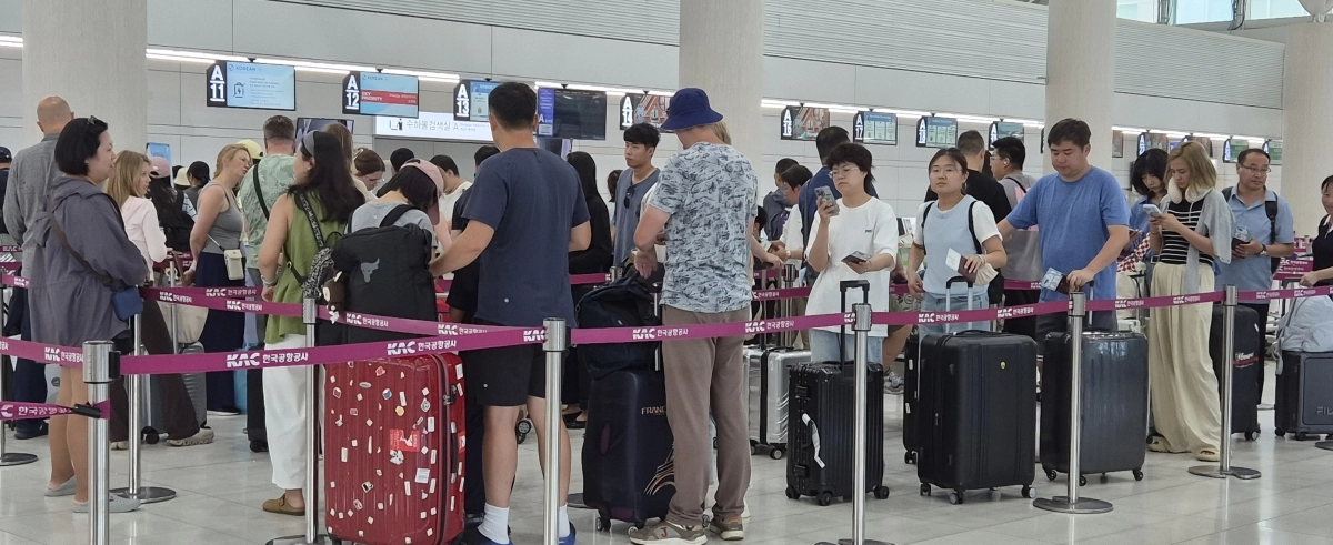 제주도가 인천~제주 직항 노선을 이용하는 단체 관광객에게 1인당 5만원의 탐나는전을 지급하는 등 관광객 유치와 지역 소비 확대에 나섰다. 제주 강동삼 기자