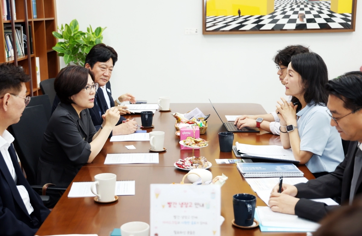 지속가능관광지방정부협의회 상임회장인 김보라 안성시장(왼쪽 가운데)이 24일 이재정 국회 문화체육관광위원장(오른쪽 가운데)을 만나 ‘지속가능관광도시 지정’을 주요 내용으로 하는 <관광진흥법> 일부개정법률안의 빠른 처리를 건의하고 있다. 안성시 제공