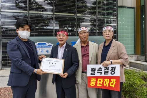 탄원서 전달하는 정성주 김제시장(왼쪽에서 두번째). 김제시 제공