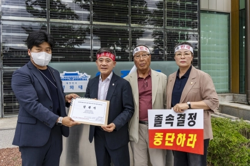 탄원서 전달하는 정성주 김제시장(왼쪽에서 두번째). 김제시 제공
