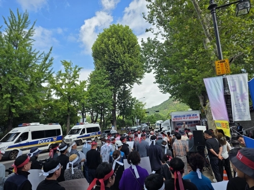 전북 김제 시민들이 새만금신항 관할결정의 공정한 심의를 촉구하며 청와대 앞에서 상경 결의대회를 열었다. 김제시 제공