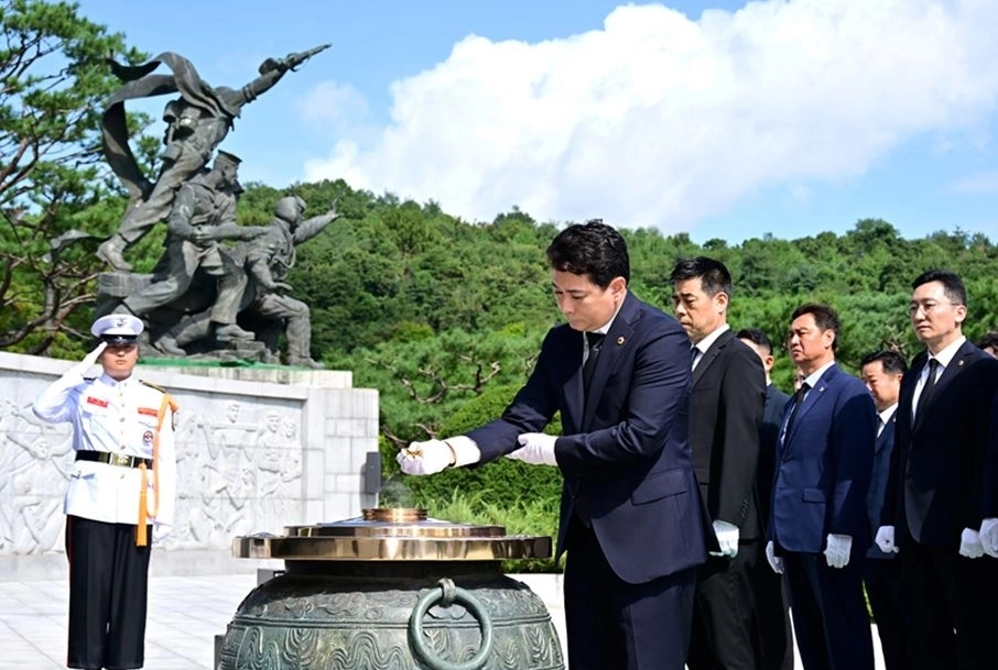 25일 국립서울현충원을 찾은 임만균 서울시의회 의장이 현충탑 앞에서 분향하고 있다. 서울시의회 제공