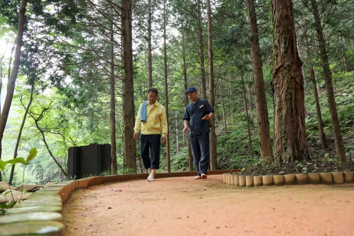 손훈모 시장이 용계산 치유의숲에서 맨발걷기 체험을 하고 있다.