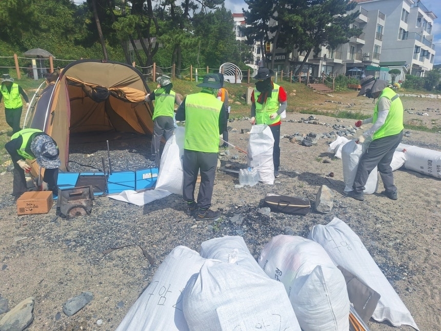 울산 북구 강동해변 알박기 텐트 행정대집행. 연합뉴스(울산 북구 제공)