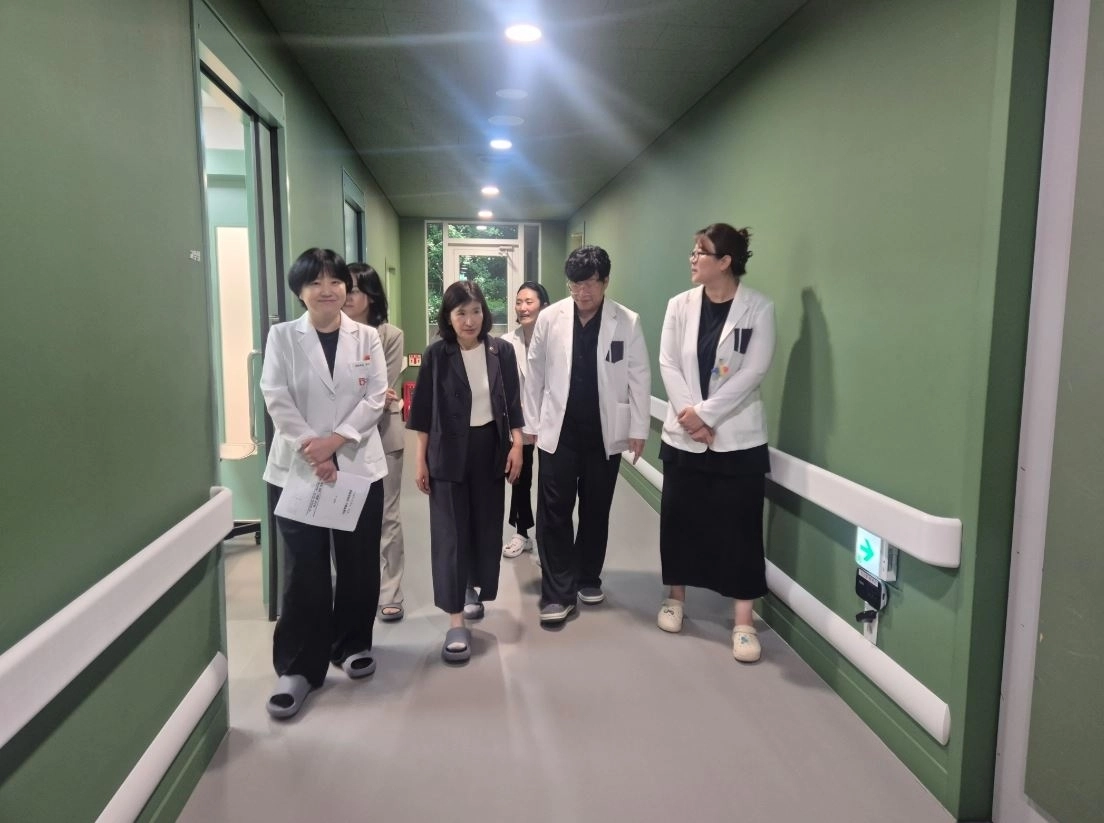 서울시 어린이병원을 방문한 김경우 위원장과 주수현 부위원장. 서울시의회 제공
