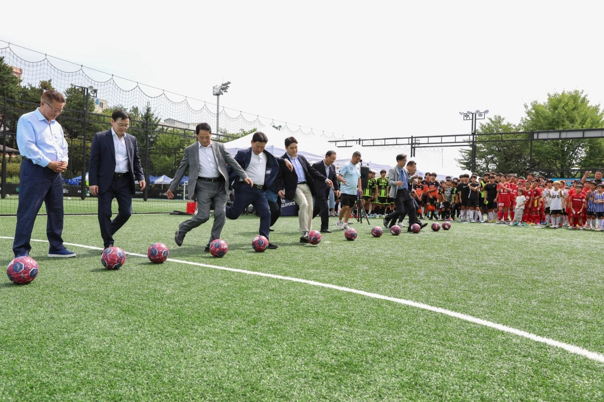 21일 ‘2026 한·중 청소년 풋살 문화교류 캠프’에서 내외빈이 시축을 하고 있다. 경기대 제공