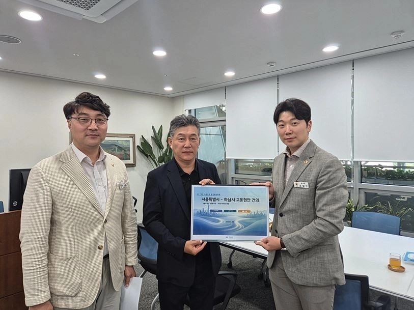 하남시의회 조창민 의원과 정경섭 의원이 지난 24일 박찬구 서울시 정무부시장을 만나 위례·감일 등 하남 서부권의 대중교통 개선을 위한 하남시 주요 교통현안에 대한 개선을 건의했다. 하남시의회 제공