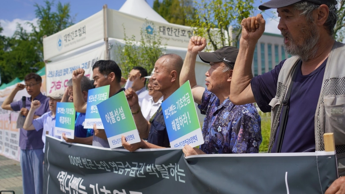 기초생활 수급노인들과 복지시민단체 회원들이 25일 국회 앞에서 기자회견을 열고 ‘줬다뺏는 기초연금’ 해결을 촉구했다. 빈곤노인기초연금보장연대 제공