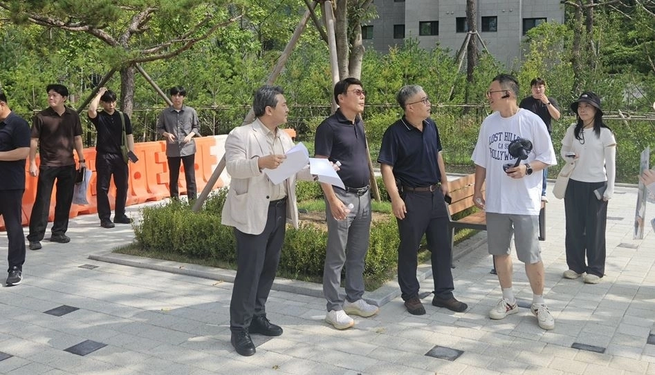 최승태 하남시의회 의회운영위원장이 관계자들과 위례근린공원 4호 시설물 인수인계를 위한 합동 현장점검을 실시하고 있다. 하남시의회 제공