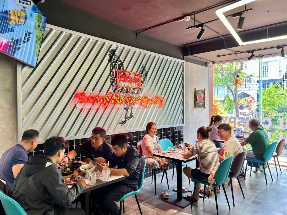 베트남 호찌민시 푸뉴언(Phú Nhuận) 지역의 ‘BBQ 판실롱점’을 찾은 현지 고객들이 BBQ 치킨을 즐기고 있다. 제너시스BBQ 제공