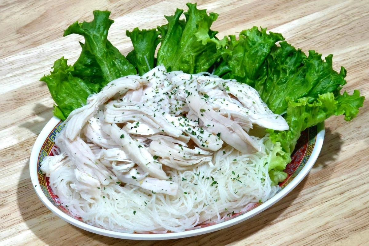 태국 요리 ‘미 까이 칙’(찢은 닭고기와 면). 태국 배달앱 캡처