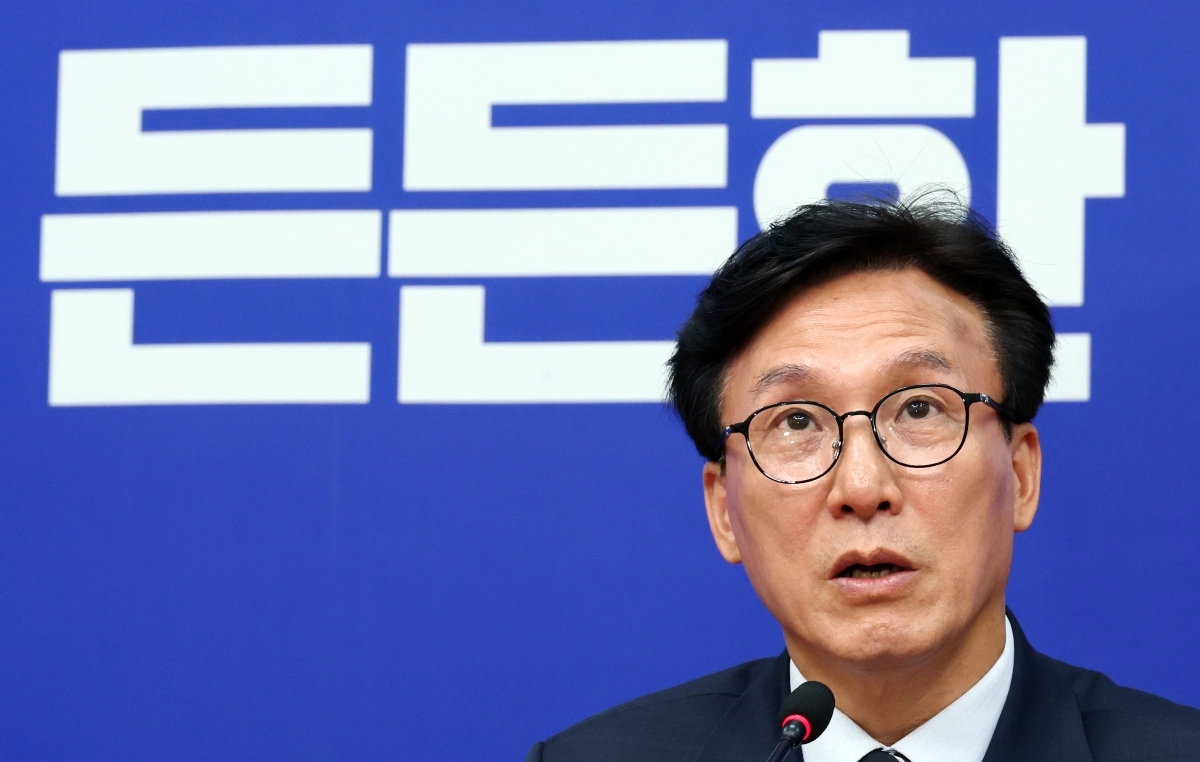 더불어민주당 김민석 대표가 25일 국회에서 민주당 혁신특별기구 ‘메가 텐’ 인선 관련 브리핑을 하고 있다. 2026.8.25 연합뉴스