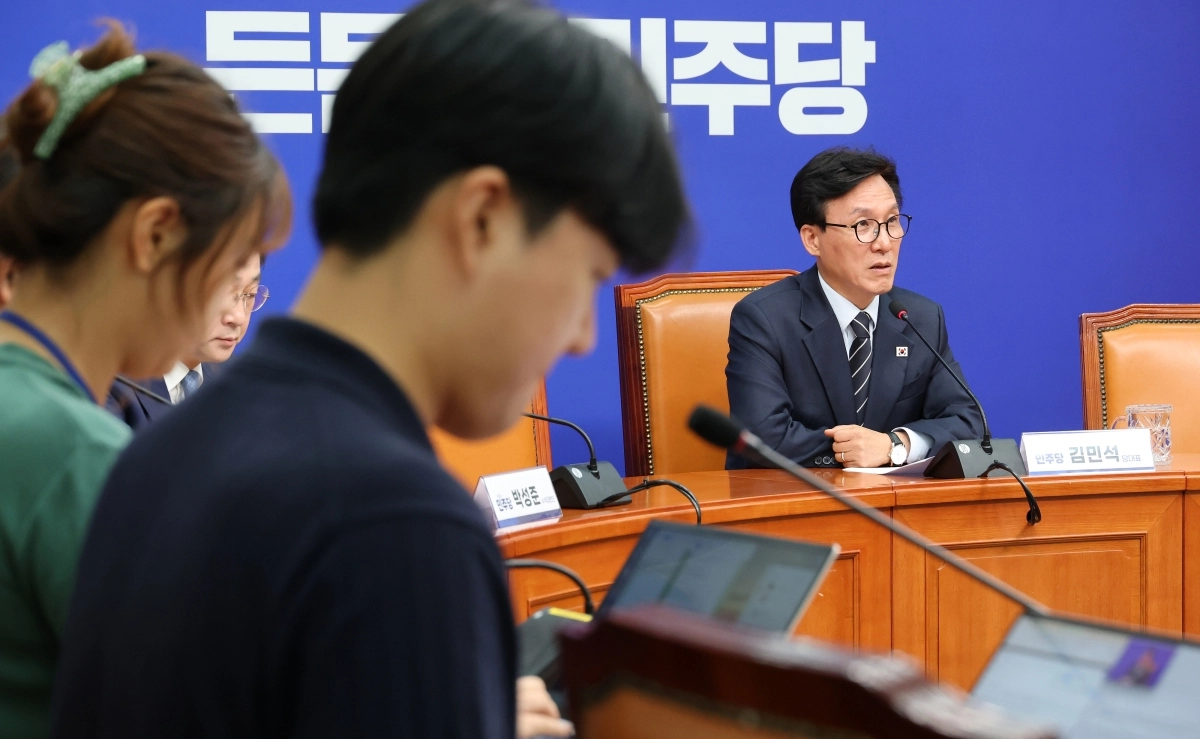 더불어민주당 김민석 대표가 25일 국회에서 민주당 혁신특별기구 ‘메가 텐’ 인선 관련 브리핑을 하고 있다. 2026.8.25 연합뉴스