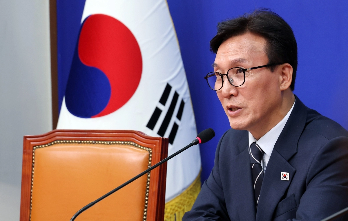 더불어민주당 김민석 대표가 25일 국회에서 민주당 혁신특별기구 ‘메가 텐’ 인선 관련 브리핑을 하고 있다. 2026.8.25 연합뉴스