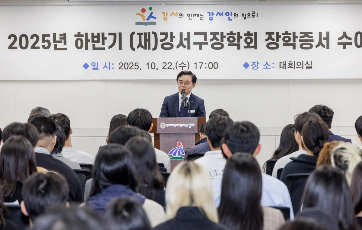진교훈 서울 강서구청장이 지난해 10월 ‘강서구장학회 장학증서 수여식’에서 학생들을 격려하고 있다. 강서구 제공