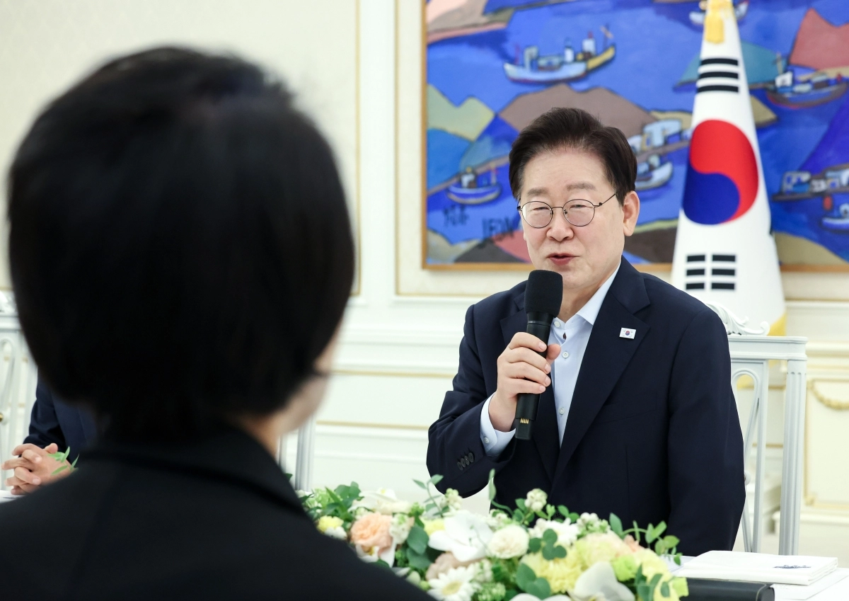 이재명 대통령이 25일 청와대에서 열린 더불어민주당 신임 지도부 만찬 간담회에서 발언하고 있다. 2026.8.25 연합뉴스