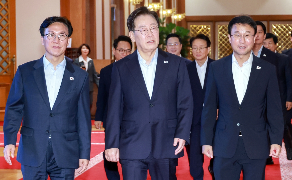 이재명 대통령과 더불어민주당 신임 지도부가 25일 청와대에서 열린 만찬 간담회 행사장으로 향하고 있다. 왼쪽부터 민주당 김민석 대표, 이 대통령, 한병도 원내대표. 연합뉴스