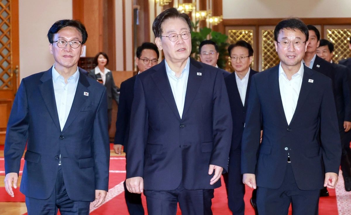 이재명 대통령과 더불어민주당 신임 지도부가 25일 청와대에서 열린 만찬 간담회 행사장으로 향하고 있다. 왼쪽부터 민주당 김민석 대표, 이 대통령, 한병도 원내대표. 연합뉴스
