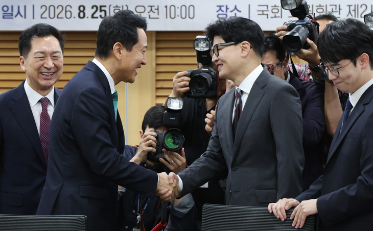 오세훈 서울시장과 한동훈 의원이 25일 서울 여의도 국회 의원회관에서 “미국의 대전략과 한국의 선택”이란 주제로 열린 제10차 대한민국 미래혁신포럼 세미나에서 인사하고 있다. 안주영 전문기자