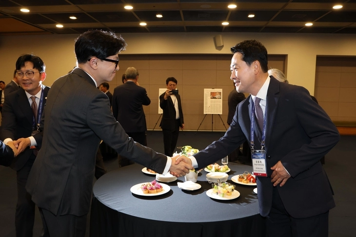 25일 서울 세종대로 대한상공회의소에서 열린 문화미래리포트 2026에서 장동혁(왼쪽)국민의힘 대표가 한동훈의원과 인사하고 있다. 장대표와 한의원은 악수만 한 후 서로 뒤돌아 섰다. 문화일보 제공