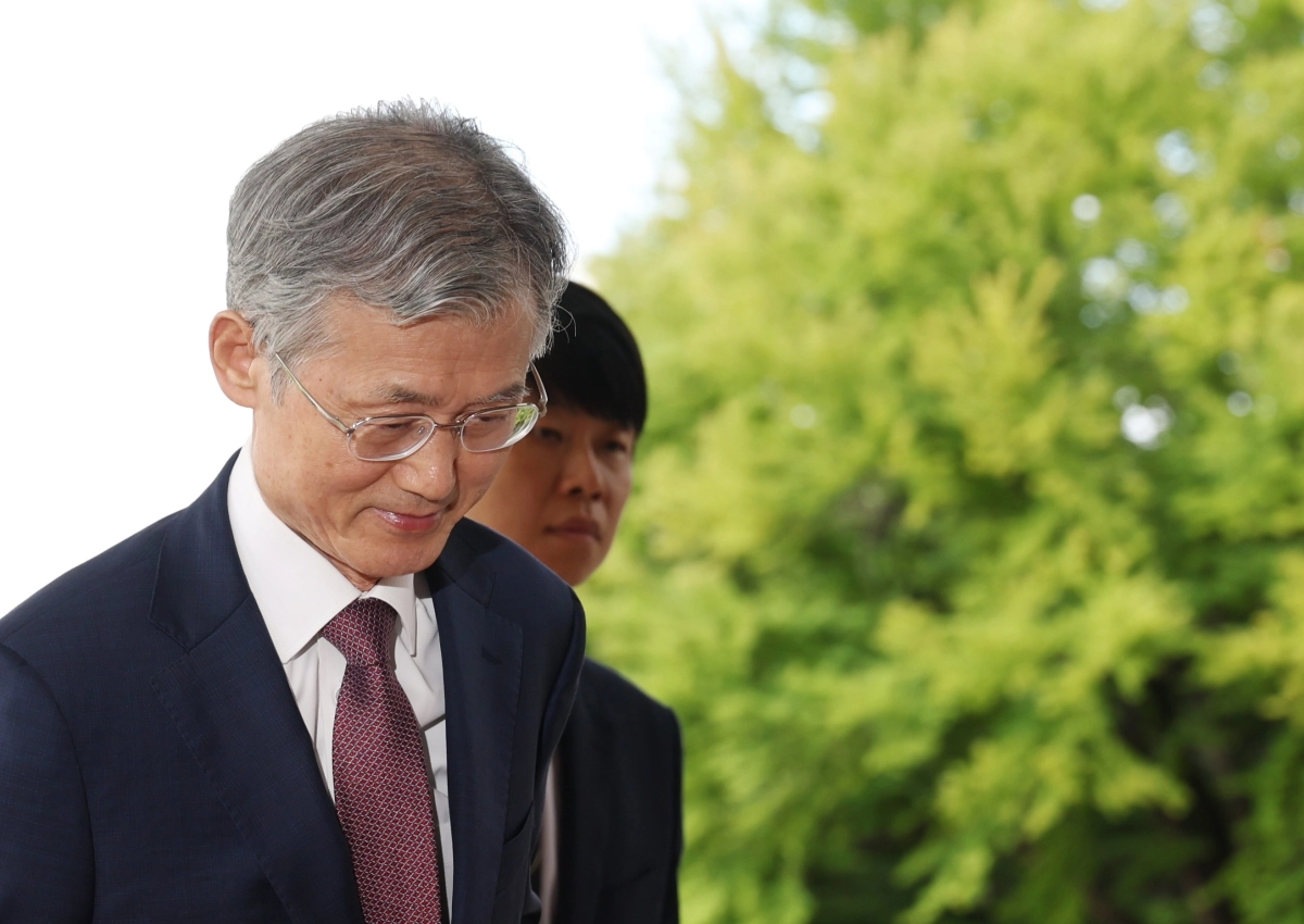 조희대 대법원장이 25일 서울 서초구 대법원으로 출근하고 있다.