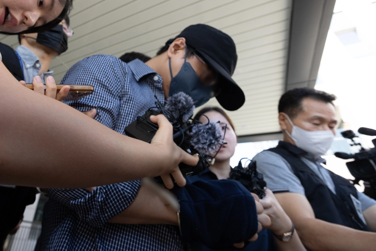 실종사건을 허위종결한 혐의를 받는 A 경장이 25일 제주지방법원에서 구속 전 피의자 심문(영장실질심사)을 마친 뒤 나오고 있다. 제주 뉴스1