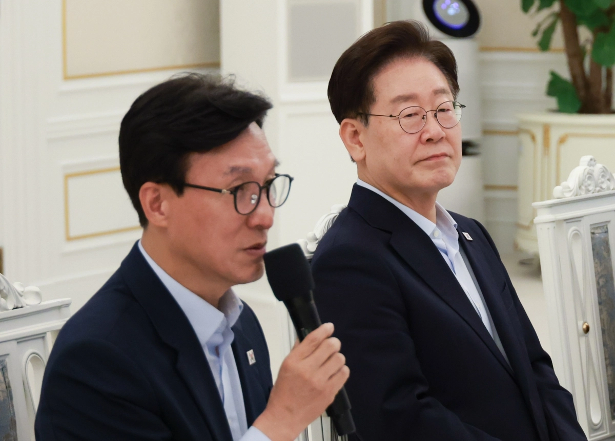 이재명 대통령이 25일 청와대에서 열린 더불어민주당 신임 지도부 만찬 간담회에서 김민석 더불어민주당 대표의 발언을 듣고 있다. 뉴스1