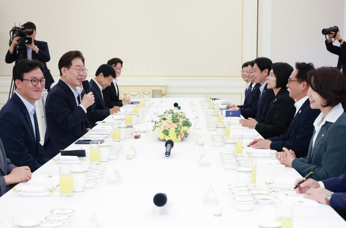 이재명 대통령이 25일 청와대에서 열린 더불어민주당 신임 지도부 만찬 간담회에서 발언하고 있다. 이 대통령 오른쪽은 김민석 민주당 대표. 뉴스1