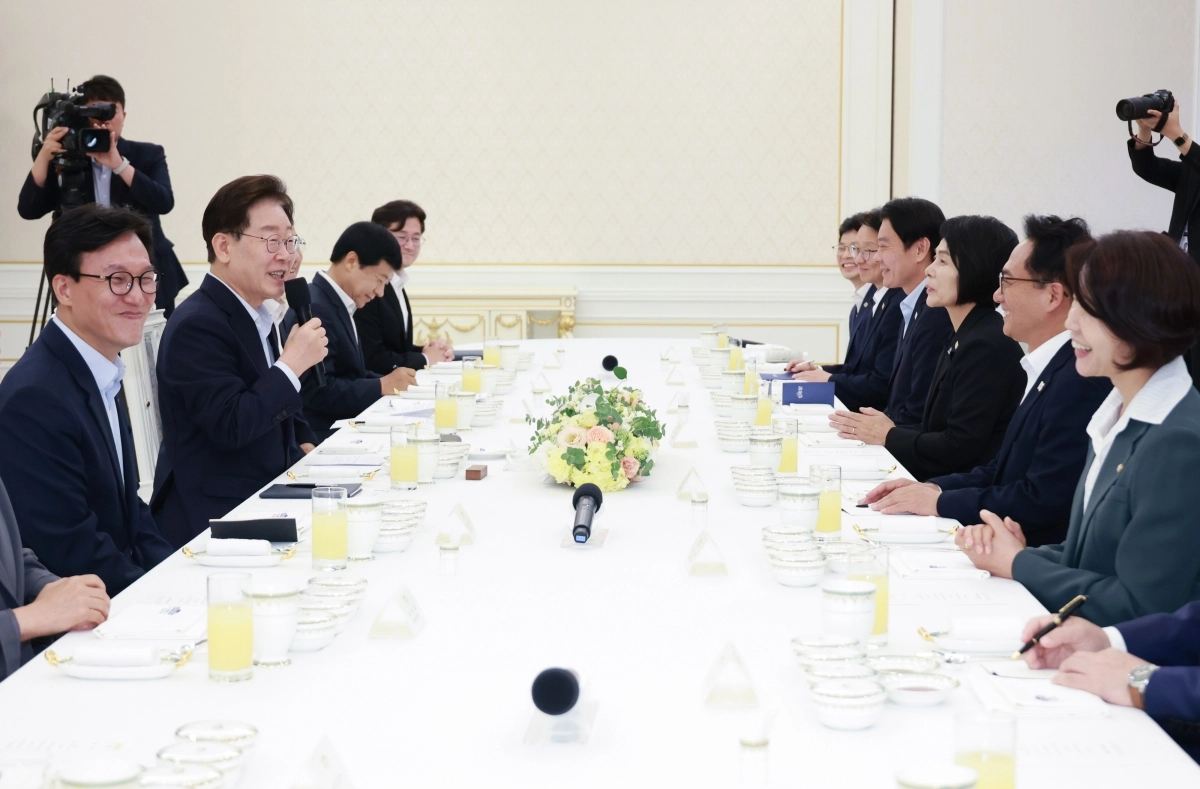 이재명 대통령이 25일 청와대에서 열린 더불어민주당 신임 지도부 만찬 간담회에서 발언하고 있다. 이 대통령 오른쪽은 김민석 민주당 대표. 뉴스1