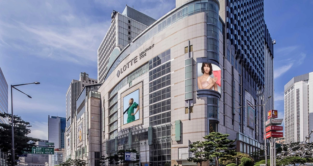 롯데백화점은 업계 최초로 ‘RCS 메시징 시스템’을 도입해 고객들에게 안심 쇼핑 환경을 제공한다. 사진은 롯데백화점 본점 전경. 롯데백화점 제공