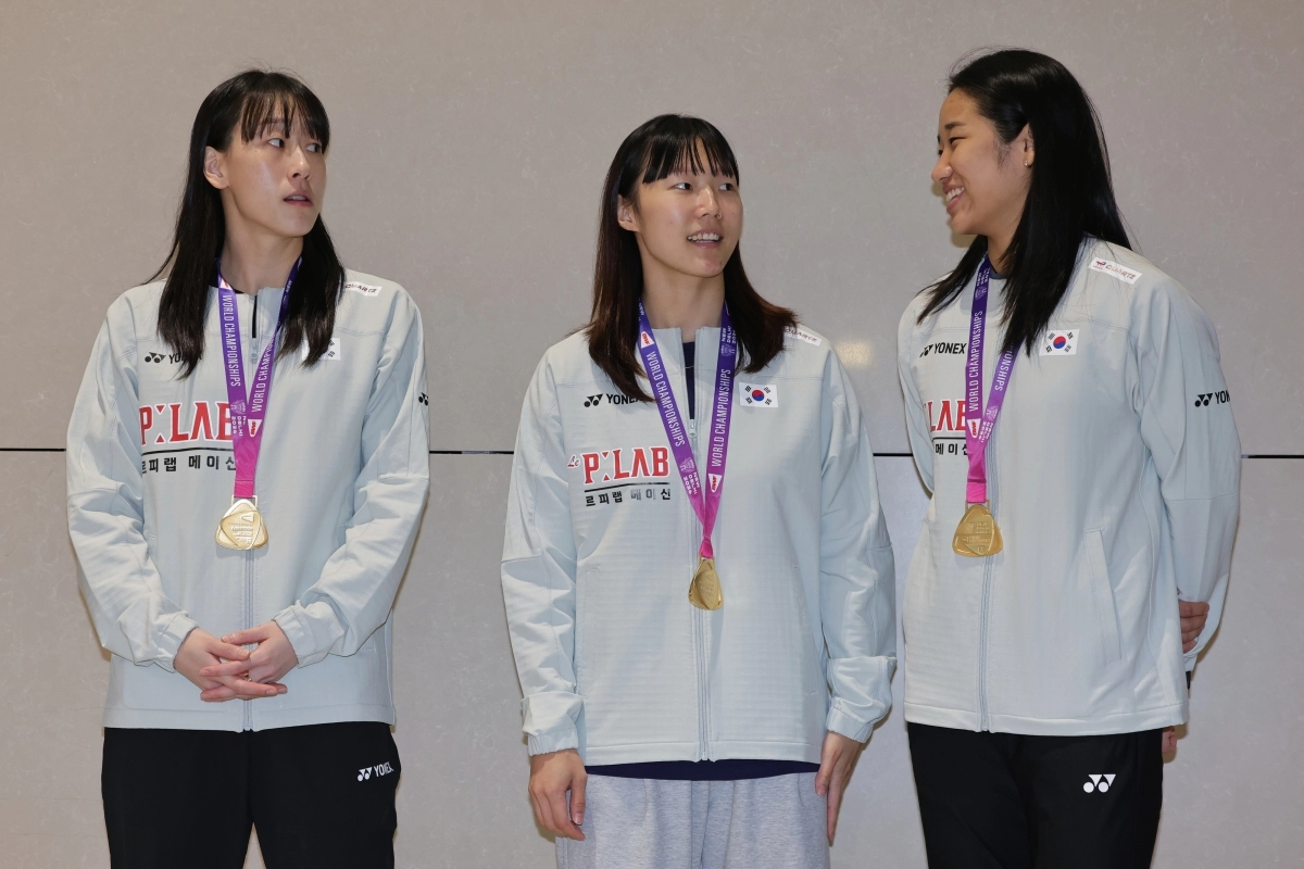 2026 세계배드민턴연맹(BWF) 세계선수권대회에서 우승을 차지한 안세영(오른쪽), 이소희(왼쪽), 백하나가 25일 인천국제공항 입국장에서 우승 소감을 이야기하고 있다. 연합뉴스