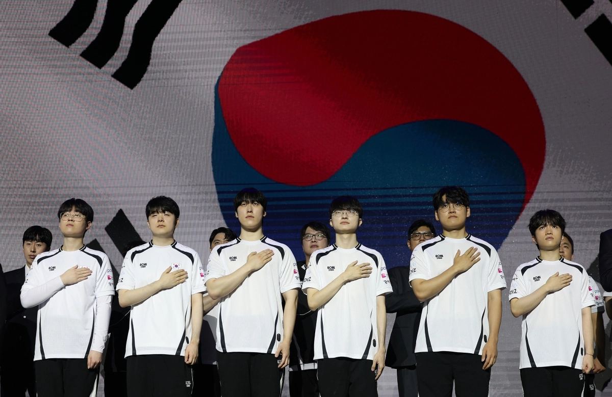 ‘페이커’ 이상혁을 비롯한 리그 오브 레전드(LoL) 국가대표 선수들이 25일 서울 마포구 큐브컨벤션센터에서 열린 2026 아이치·나고야 아시안게임 e스포츠 국가대표 출정식에서 국민의례를 하고 있다. 왼쪽부터 최우제, 김건부, 김건우, 이상혁, 이민형, 류민석. 연합뉴스