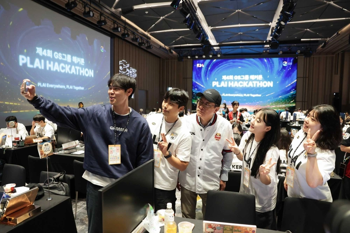 허태수 GS그룹 회장이 웨스틴 서울 파르나스에서 열린 ‘제4회 GS그룹 해커톤’에서 참가 직원들과 사진을 찍고 있다. GS그룹 제공