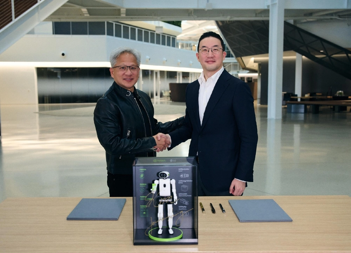 구광모(오른쪽) LG 대표와 젠슨 황 엔비디아 최고경영자가 ‘전략적 사업 협력을 위한 MOU’를 체결한 뒤 기념 촬영을 하고 있다. LG 제공