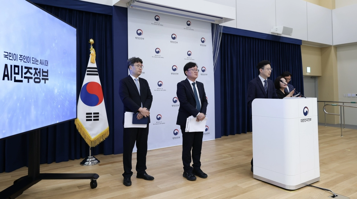 황규철 행정안전부 인공지능정부실장이 25일 오후 세종시 도움로 정부세종청사 중앙동 브리핑실에서 ‘AI민주정부 실현전략’ 관련 브리핑을 마친 뒤 기자들의 질문에 답변하고 있다. 행정안전부 제공
