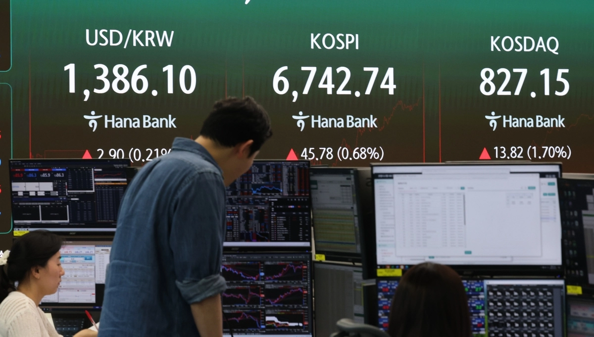 25일 서울 중구 하나은행 딜링룸 전광판에 코스피, 원달러 환율, 코스닥 지수 종가가 표시돼있다. 연합뉴스