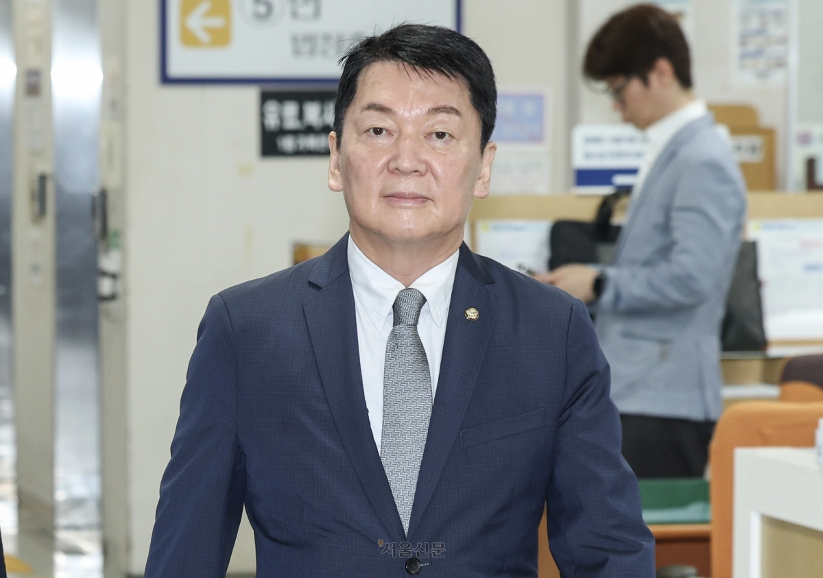 국민의힘 안철수 의원이 7월 8일 서울 서초구 서울중앙지방법원에서 열린 추경호 대구시장의 계엄 해제 표결 방해 혐의 공판에 증인 신분으로 출석하고 있다. 이지훈 기자