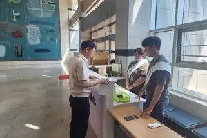 신안군, 전 직원 명찰 패용·안내 데스크도 운영…민원 편의 높인다