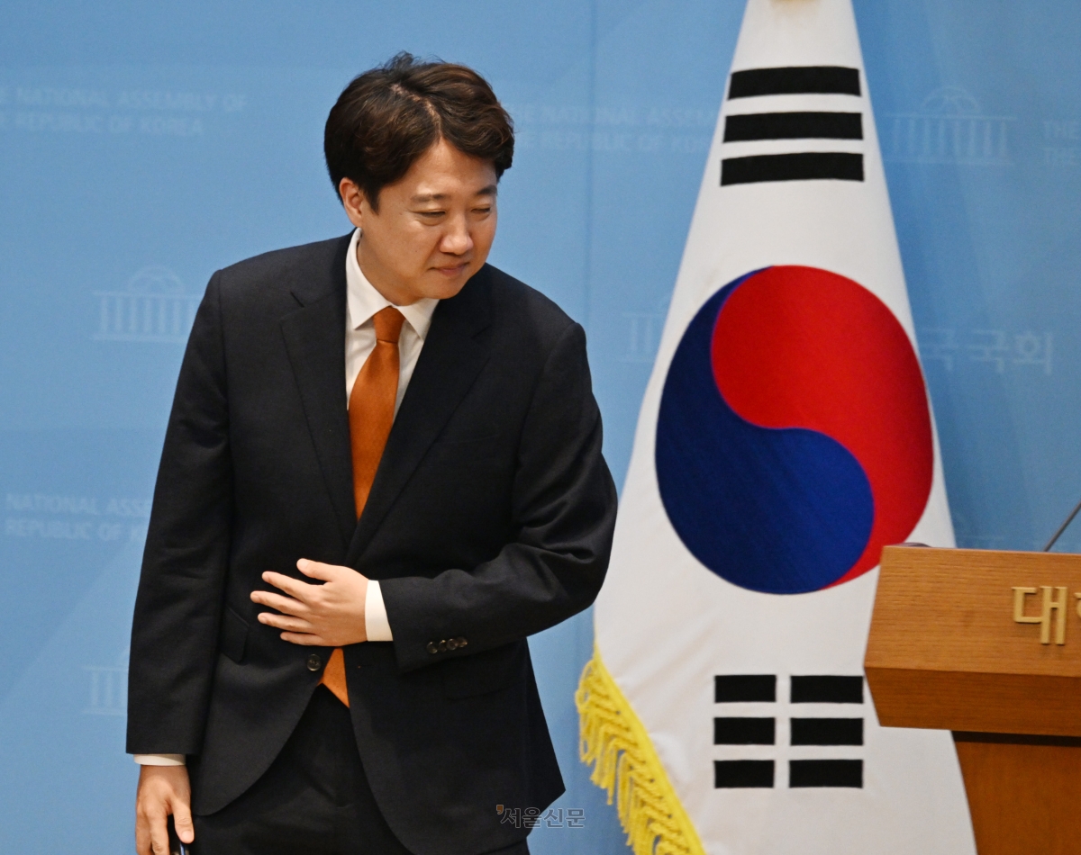 이준석  개혁신당 대표는 26일 국회 소통관에서 기자회견을 열어 6·3 지방선거 패배 등에 대한 정치적 책임을 지고 당 대표직에서 사퇴했다.2026.8.26 안주영 전문기자