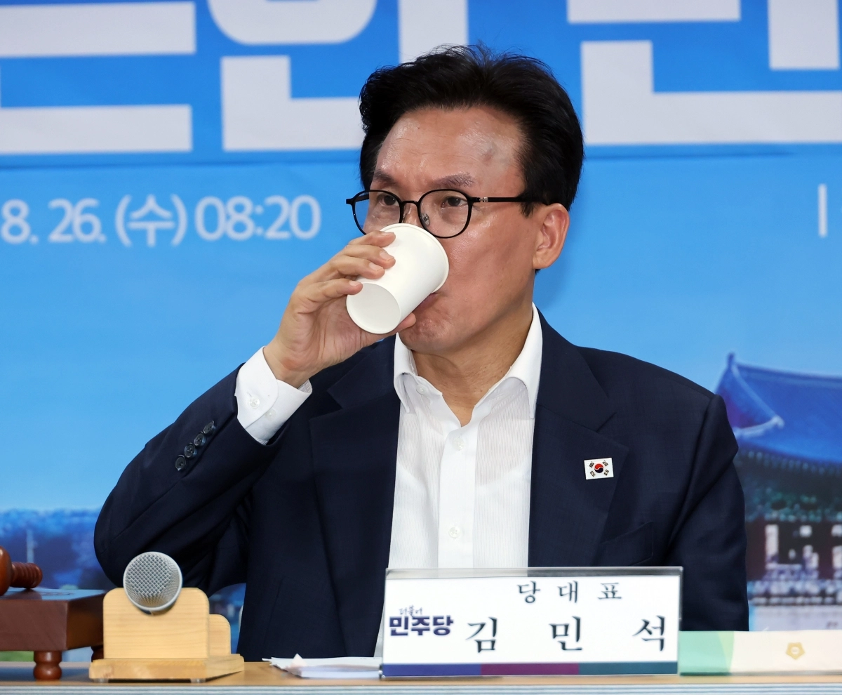 김민석 더불어민주당 대표가 26일 경북 안동 민주당 경북도당 사무실에서 열린 최고위원회의에서 물을 마시며 목을 축이고 있다. 2026.8.26 안동 연합뉴스