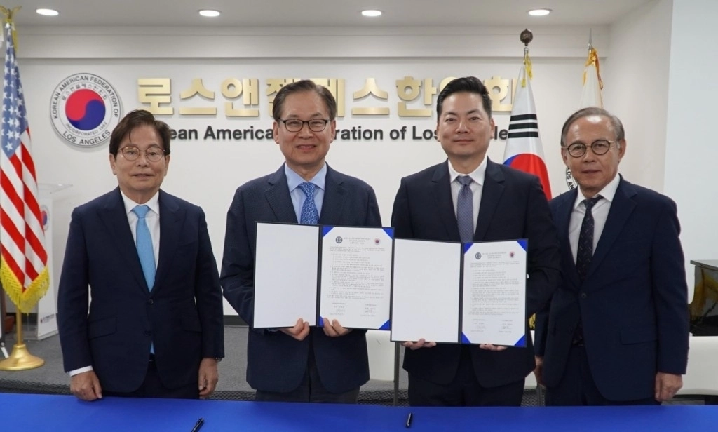 사이버한국외대가 지난 24일 미국 LA한인회와 미주 한인사회를 위한 교육·학술 교류협력 업무협약(MOU)을 체결했다. 왼쪽부터 사이버한국외대의 제임스 안 미주명예부총장, 문휘창 총장, LA한인회의 로버트 안 회장, 김용호 수석부회장. 사이버한국외대 제공