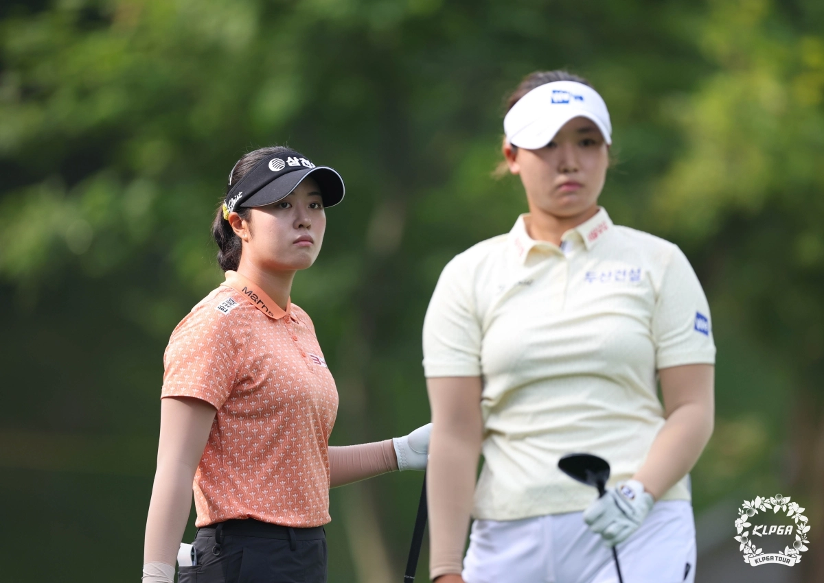 서교림(왼쪽)과 김민솔이 20일 경기 포천시 포천힐스CC에서 열린 KLPGA투어 BC카드·한경 KLPGA 챔피언십 1라운드에서 동반 경기를 펼치고 있다. 이 대회에서 우승한 서교림은 김민솔(3승)을 제치고 먼저 시즌 4승 고지에 올랐다. KLPGA 제공.