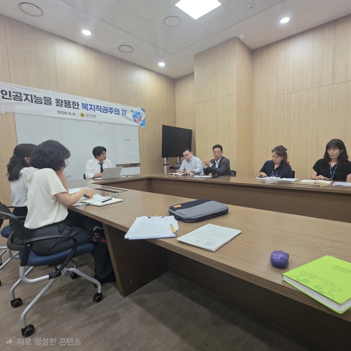 ▲박상현 의원이 24일 도의회에서 열린 ‘인공지능을 활용한 복지직권주의 TF’ 회의를 주재하며 관계 부서 및 전문가들과 의견을 나누고 있다. (사진=경기도의회)