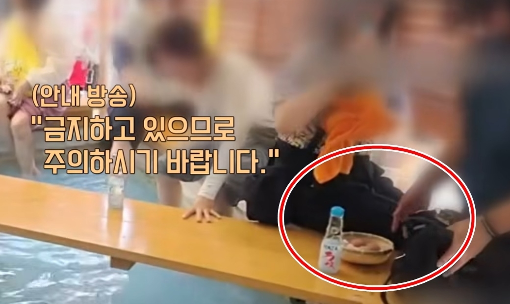 일본 오이타현 벳푸시의 가마도 온천 족욕장에 “음식을 먹지 말라”는 한국어 안내방송이 나오는 가운데 한국인 관광객들이 삶은 계란을 먹고 있다. 자료 : JTBC 사건반장