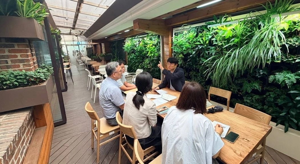 지난 21일 시립서울장애인종합복지관을 방문해 수중재활센터 시설을 점검하고 보완 대책을 논의한 이희동 의원. 서울시의회 제공