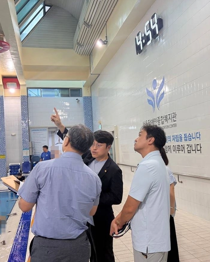수중재활센터 시설을 둘러보는 이희동 의원. 서울시의회 제공