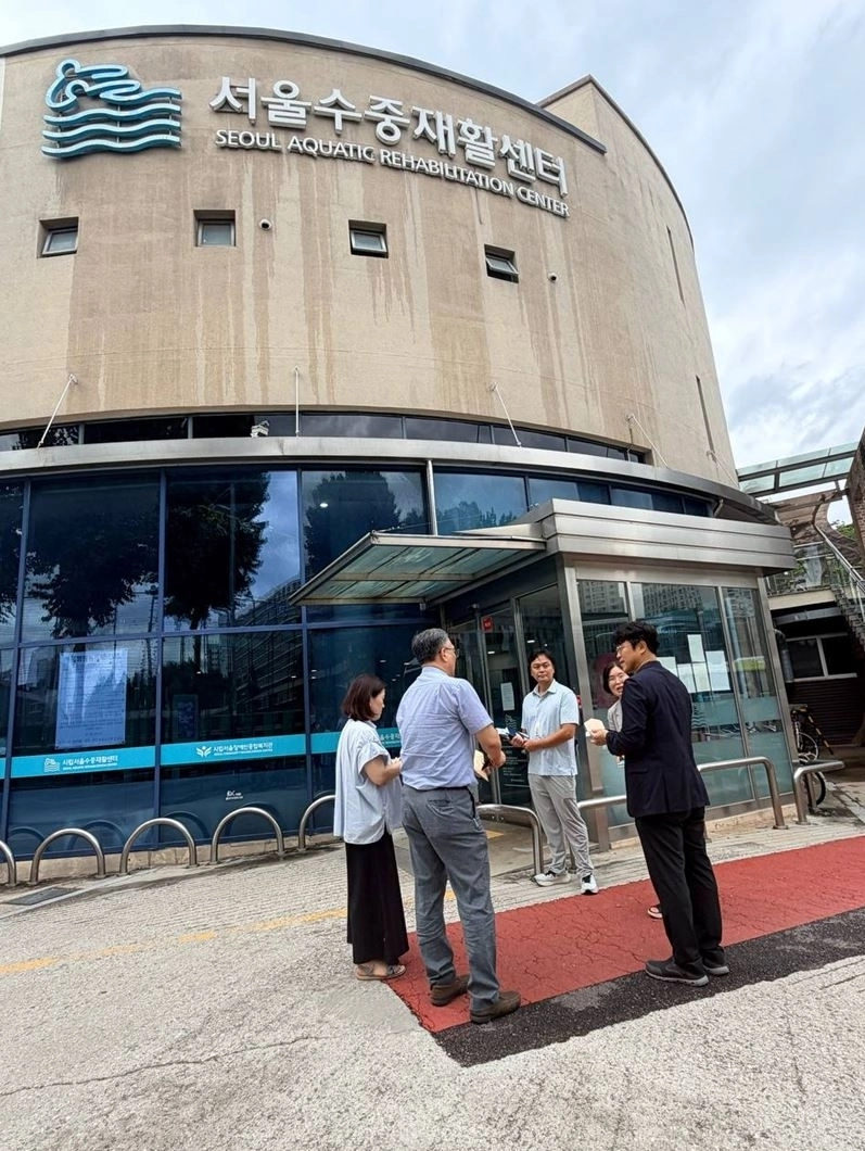 지난 21일 시립서울장애인종합복지관을 방문해 수중재활센터 시설을 점검하고 보완 대책을 논의한 이희동 의원. 서울시의회 제공