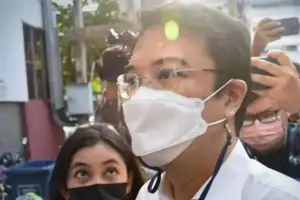 “차에서 17세 인턴 허벅지 만져” 泰민주당 전 부대표 무죄→징역 3년, 뒤집힌 이유는