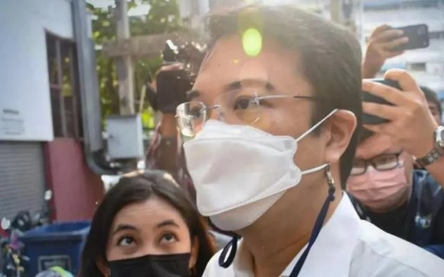 쁘린 파니치팍디 태국 전 민주당 부대표가 2022년 4월 17일 방콕의 남부형사법원에 출석하고 있는 모습. 더네이선 캡처