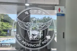 thumbnail - ‘실종 허위종결’ 제주 경찰, 여자화장실 천장서 의문의 지문
